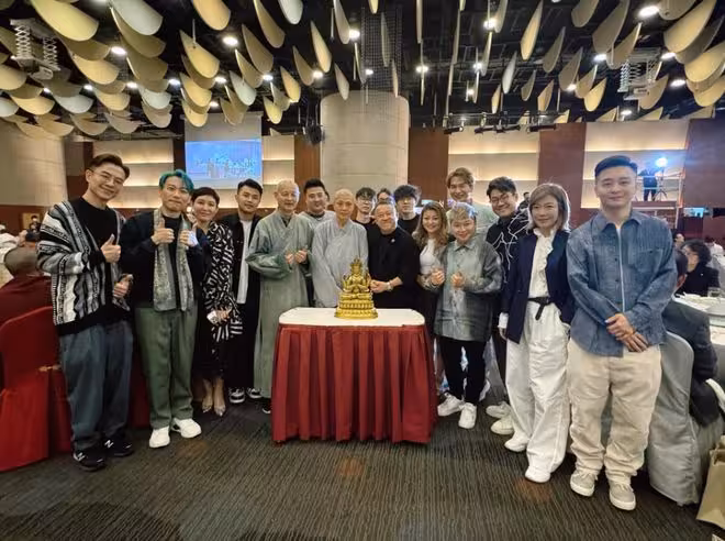 香港女星剃度出家近況曝光！潛心信佛仍不時與曾志偉等相聚！寺廟世俗兩不誤