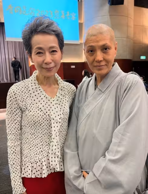 香港女星剃度出家近況曝光！潛心信佛仍不時與曾志偉等相聚！寺廟世俗兩不誤
