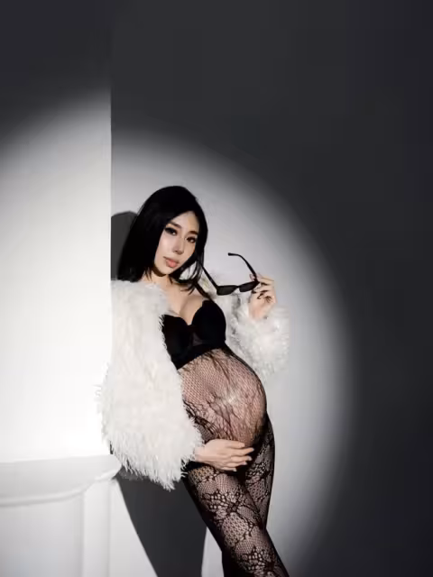 TVB小生大曬富家太太黑色蕾絲孕照！盡顯嫵媚性感！男方貴州出生曾做過服務員搬運工