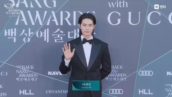 百想紅毯／《暴君》李彩玟留成長發驚呆粉絲　主持人大讚190cm比例