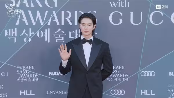 百想紅毯／《暴君》李彩玟留成長發驚呆粉絲　主持人大讚190cm比例