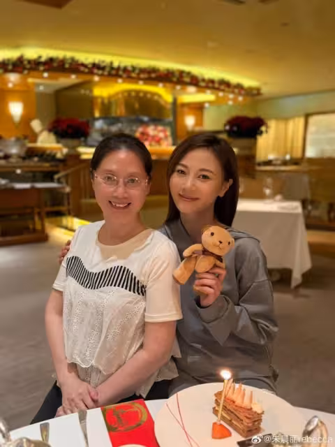 TVB眾女星大曬與母親合照！胡定欣、高海寧、連詩雅同框比拼，誰跟媽媽最像？