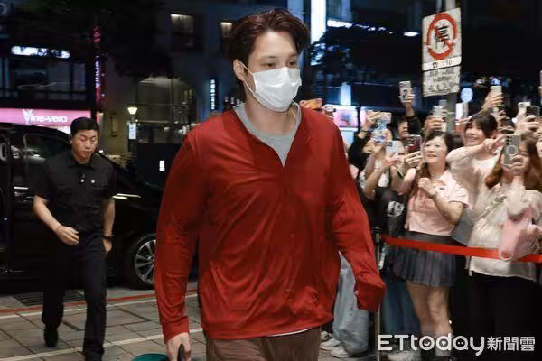 直擊／EXO真的很餓！唱完小巨蛋「30分後秒沖金豬」超雀躍