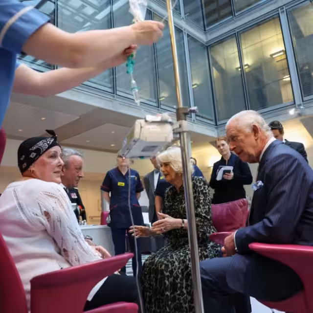 77歲國王查爾斯醫院現身，背後隱藏王室危機！