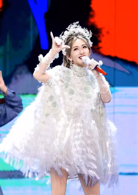趙露思把床上那套搬演唱會上了!生病之後脫胎換骨,真的變了