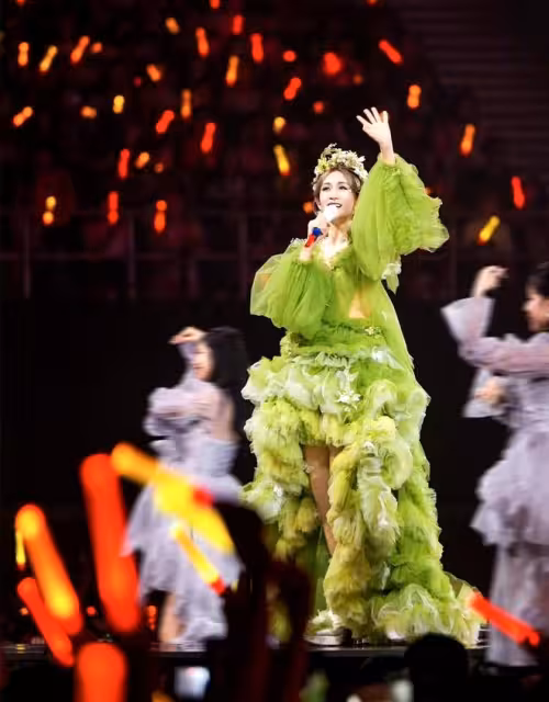 趙露思把床上那套搬演唱會上了!生病之後脫胎換骨,真的變了
