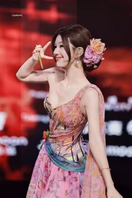 趙露思把床上那套搬演唱會上了!生病之後脫胎換骨,真的變了