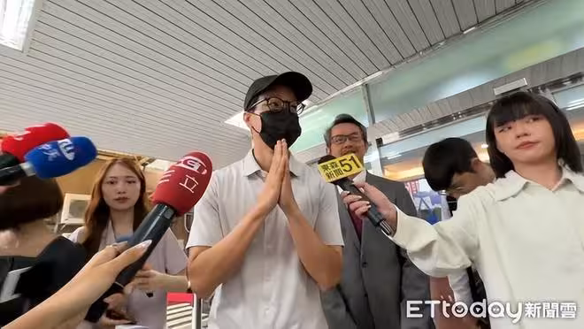 薛仕凌涉逃兵現身法院！雙手合十避談高血壓稱：會跟法官解釋