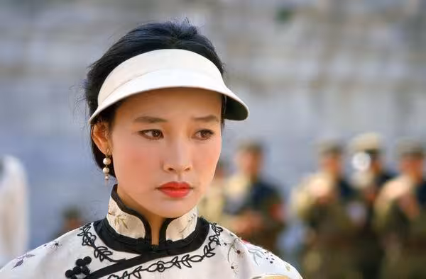 「亞洲第一美男」尊龍素顏上陣自帶妝感　陳沖讚嘆：魅力源於充滿秘密