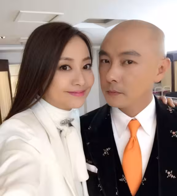 張衛健妻子張茜近照曝光！52歲坦言患上老花眼，畫眼線都對不準