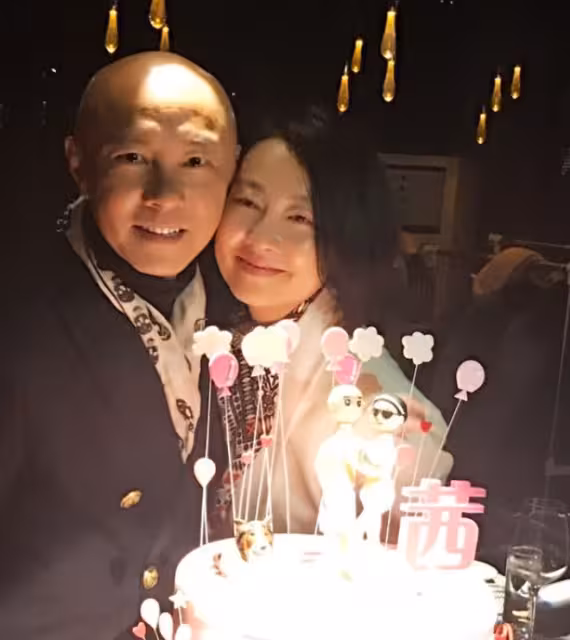 張衛健妻子張茜近照曝光！52歲坦言患上老花眼，畫眼線都對不準