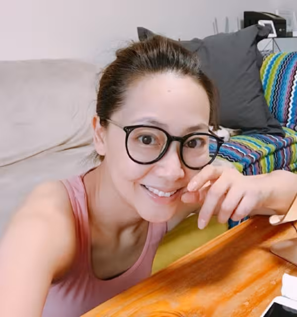 張衛健妻子張茜近照曝光！52歲坦言患上老花眼，畫眼線都對不準