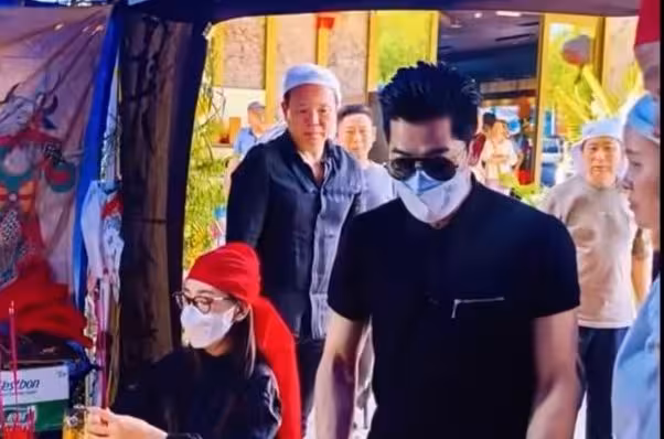 郭富城妻子方媛外公離世，夫妻緊急回老家奔喪！網民感嘆：城哥毫無架子