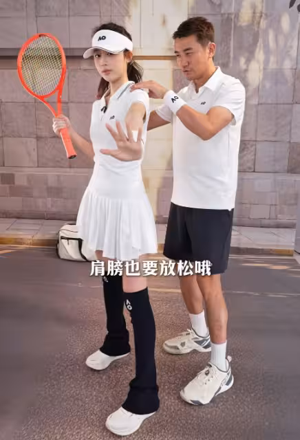 TVB小生貼身教美女打球！手握手舉止親昵！妻子忍不住質問：她是誰