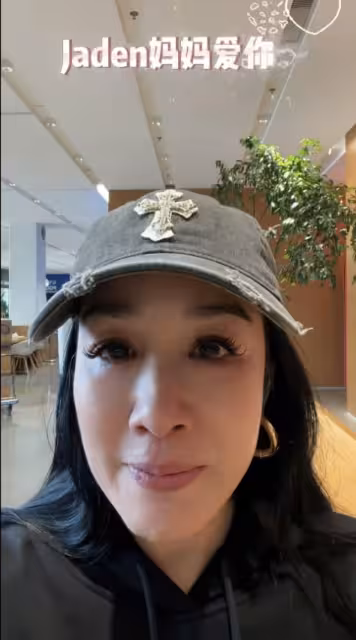 鍾麗緹現身二女兒畢業典禮當場落淚，張倫碩親吻繼女引發爭議，被指分寸感不足