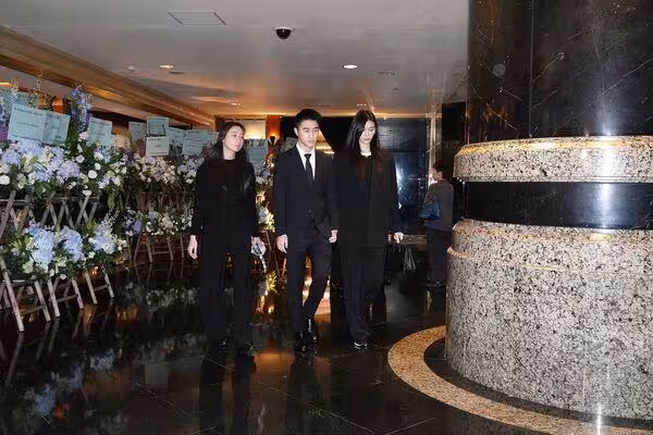 賭王家族齊集何超蕸告別式！竇驍缺席遭網批　婚變何超蓮傳言再燒