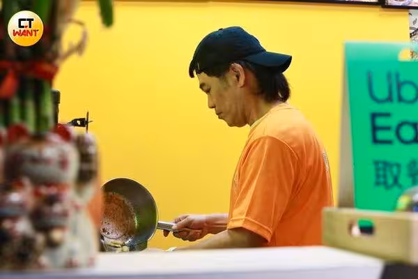 馬國弼下戲秒沖炸雞店　趕場打工「13年還清4500萬債務」