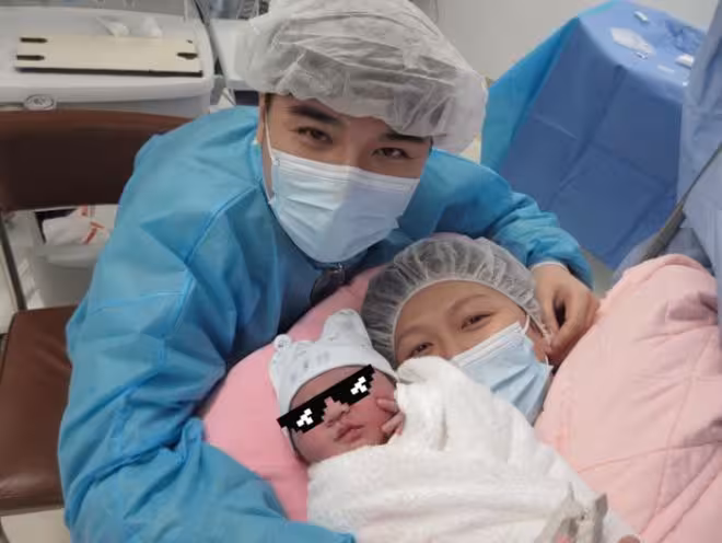 恭喜！80歲TVB老戲骨秦沛升級當爺爺！一改往日沉穩威嚴！滿眼慈愛扮鬼臉！