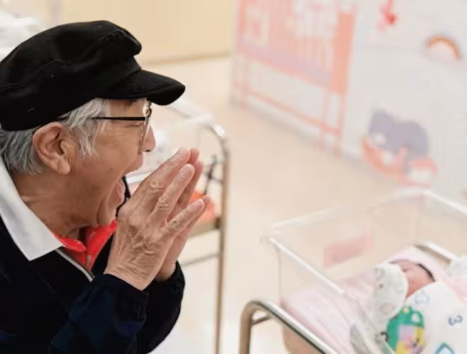 恭喜！80歲TVB老戲骨秦沛升級當爺爺！一改往日沉穩威嚴！滿眼慈愛扮鬼臉！