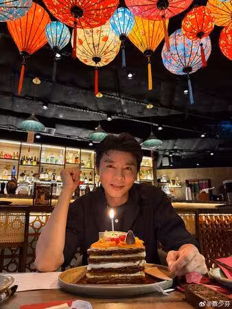 走過生死關！蔡少芬迎張晉52歲生日　「背後環抱、噘嘴獻吻」閃瞎網