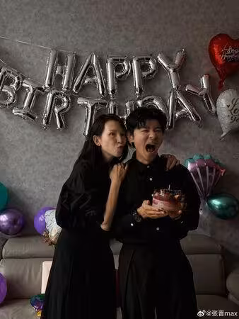 走過生死關！蔡少芬迎張晉52歲生日　「背後環抱、噘嘴獻吻」閃瞎網