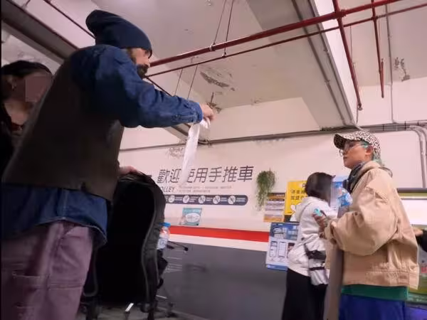 范曉萱「罕見同框20年男友」！深夜逛家樂福…0偽裝南港約會全被拍