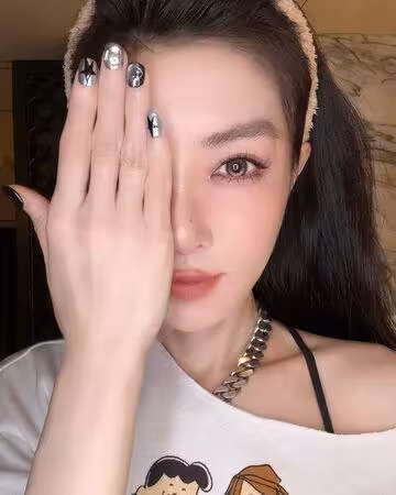 謝金燕難得掀起瀏海！「露出額頭」對比照曝光：差點不認得自己