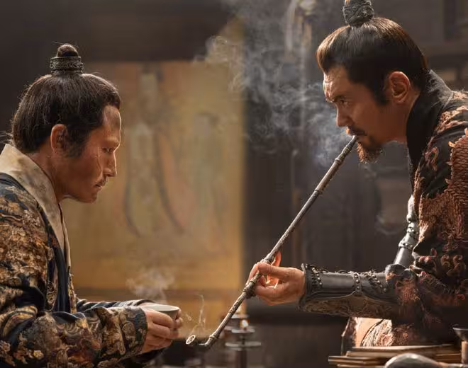 暑期檔黑馬大片定檔，趙麗穎和易烊千璽三搭，它憑啥惹全網爭議？
