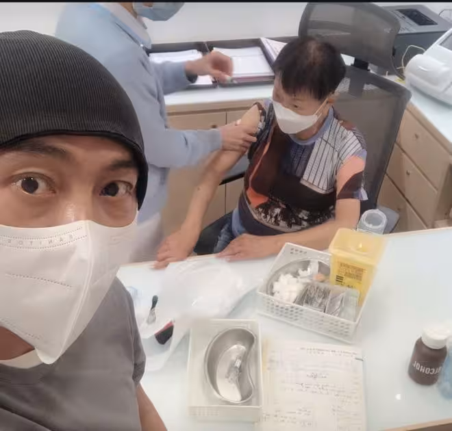 61歲張衛健自爆童年傷痛！父親家暴母親留下陰影！上學調皮把死蝙蝠裝盒子送老師