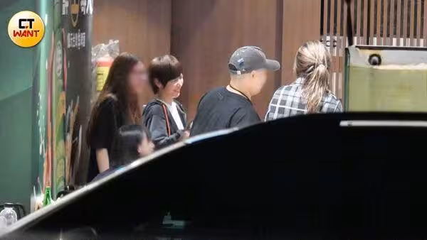 從餐廳駐唱到阿信力捧！　魏嘉瑩深夜慶功