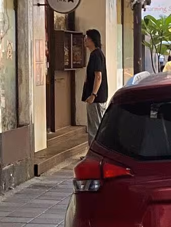游鴻明違停接狗！　188公分身高「緊抱超萌小杜賓」滿眼寵溺