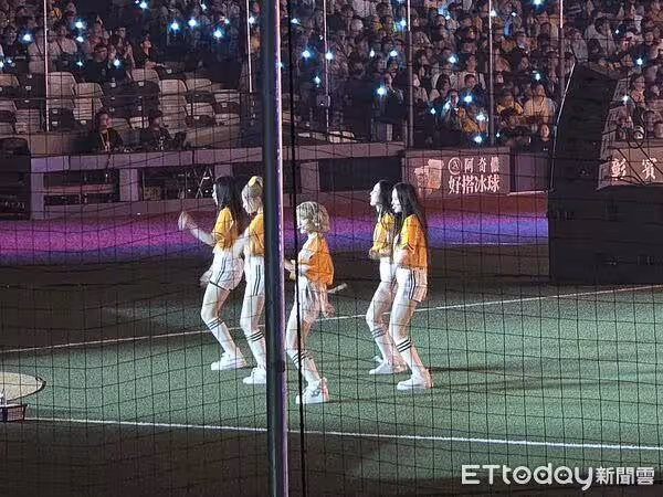 直擊／IVE師妹來了！人氣女團神曲〈404〉唱上大巨蛋　萬人都會唱