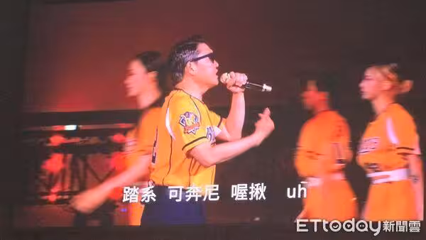 直擊／大巨蛋全場都會韓文！PSY霸氣「不准坐」：不跳我立刻回韓國