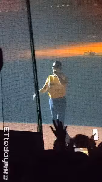 直擊／大巨蛋全場都會韓文！PSY霸氣「不准坐」：不跳我立刻回韓國