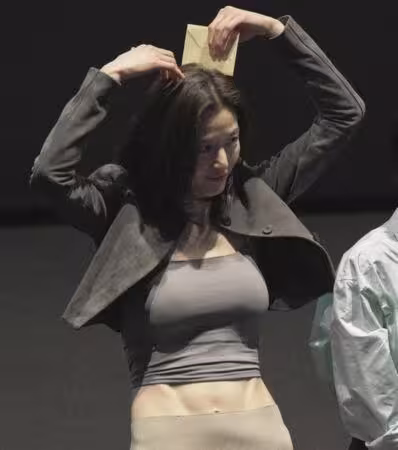 11字腹肌超清晰！全智賢片場啃芹菜　影迷見本人跪了：近看太驚人