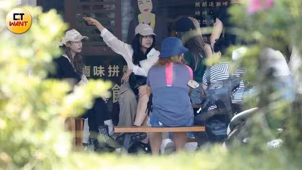 狼人殺女神宜蘭慶生爆違規！　紀卜心「車停馬路中間」下車買冰