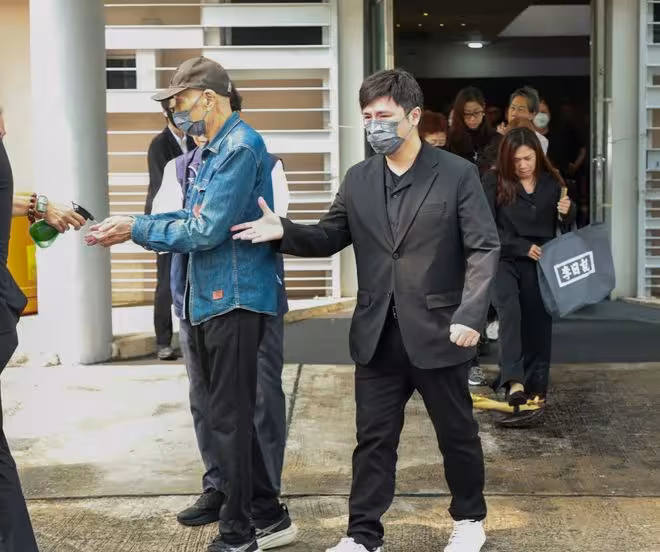 81歲TVB男星近照曝光！臉頰凹陷消瘦蒼老！早前被長子氣到吃不下飯