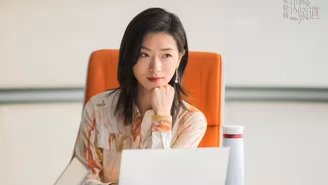 《歡迎回我的頻道》開播，萬茜 李純主演，能成職場劇黑馬嗎？