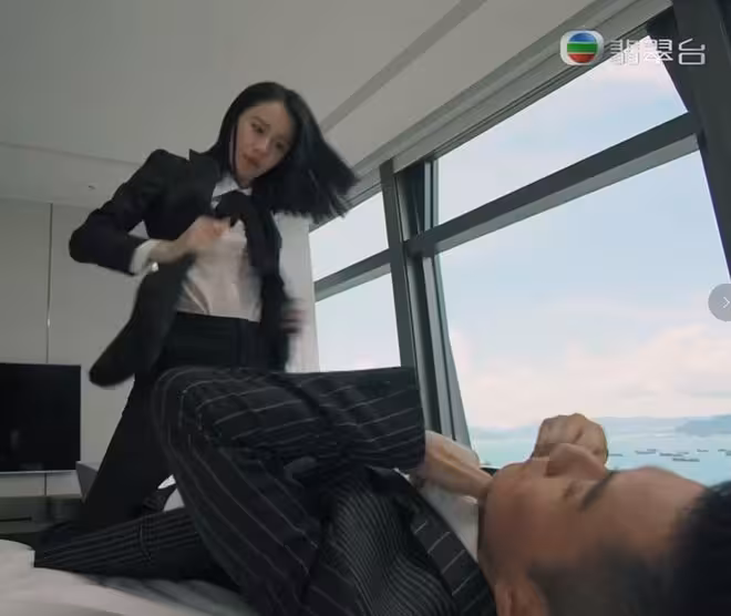 TVB「伸舌風波」持續發酵!又一女星爆料男搭檔加戲伸舌:毫無預警最難防