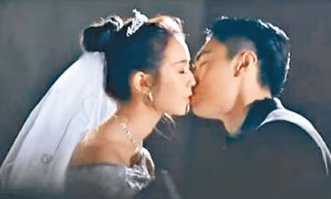 TVB「伸舌風波」持續發酵!又一女星爆料男搭檔加戲伸舌:毫無預警最難防