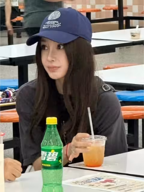 帶壞小學生！baby去小海綿學校參加活動被批穿著暴露不得體