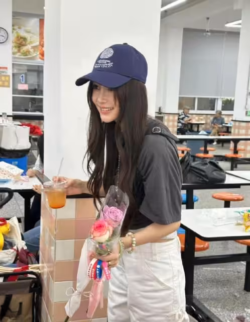 帶壞小學生！baby去小海綿學校參加活動被批穿著暴露不得體