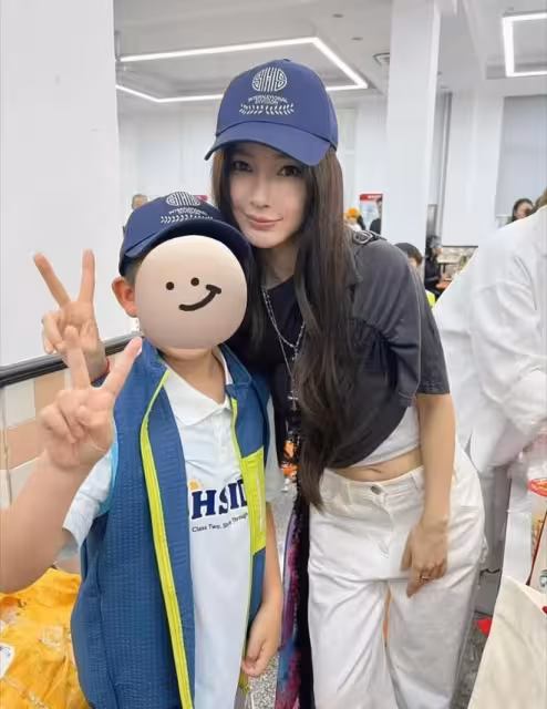 帶壞小學生！baby去小海綿學校參加活動被批穿著暴露不得體