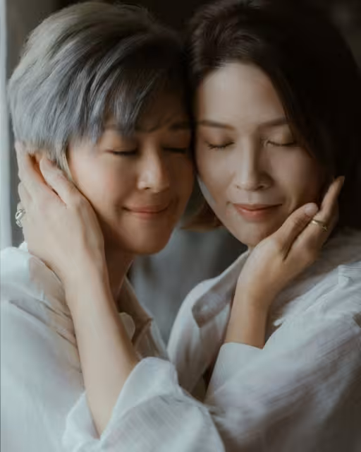 TVB女星親吻閨蜜臉頰，公開告白喊「老婆」！相識15年私下互喚老公和老婆