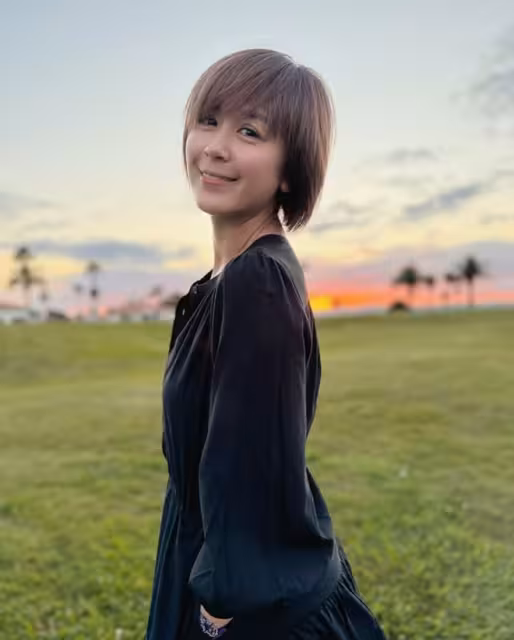 TVB女星親吻閨蜜臉頰，公開告白喊「老婆」！相識15年私下互喚老公和老婆