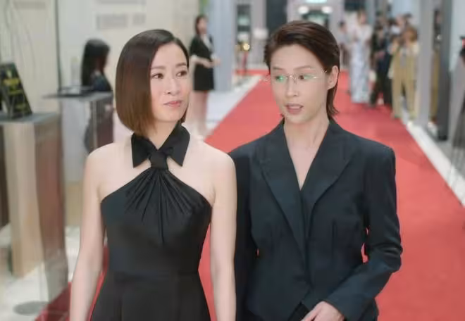 TVB女星親吻閨蜜臉頰，公開告白喊「老婆」！相識15年私下互喚老公和老婆