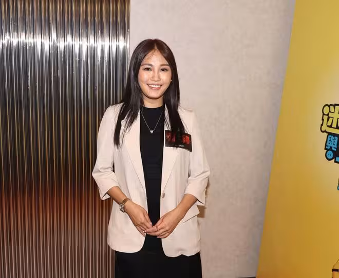 TVB前女星穿成教師裝扮！對《愛回家》停播感不舍，稱靠角色學好了中文！