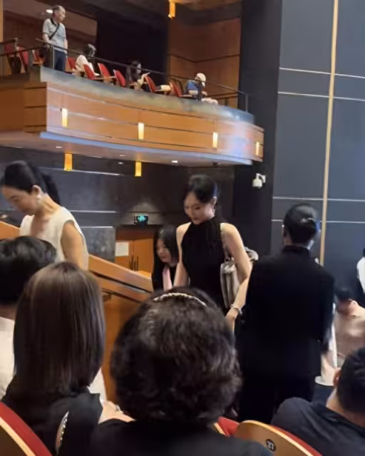 唐嫣和baby參加孩子學校活動，一個端莊優雅一個穿著暴露教壞孩子