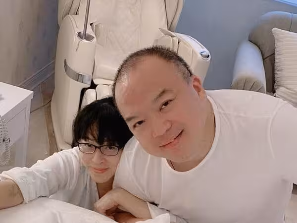 明金成56歲冥誕！遺孀深夜發文藏洋蔥：你的笑聲一直住在我們心裡