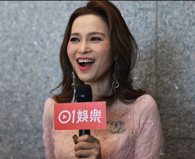 TVB女星被問男搭檔吻戲伸舌！稱會停下當面問清楚！自爆銀幕初吻給了李克勤